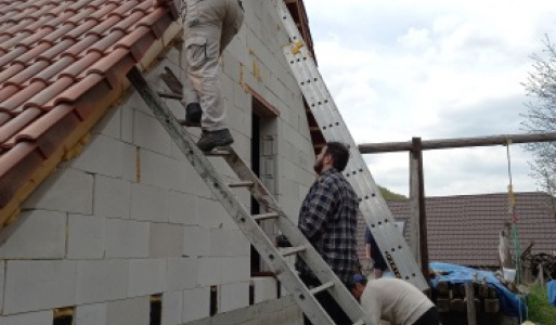 Dokončovacie práce na streche  garáže Pokračovanie v prácach na garáži - dokončenie strechy .  Ďakujeme našim členom DHZ za  výbornú prácu ,  Majke Balážovej a Katke Balážovej za prípavu občerstvenia 