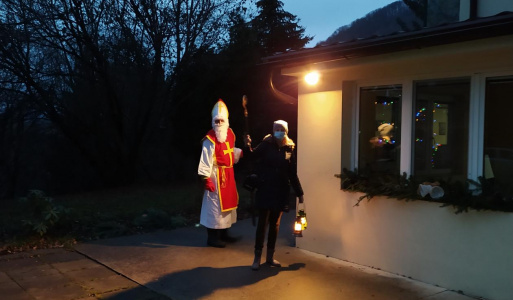 Aj tento rok k nám zavítal Mikuláš - na koči .... Ďakujeme našim sponzorom, ktorí prispeli k tejto krásnej akcii: rodine Dobrovodskej,  WOOD PARKET a p. Mihokovi Pavlovi ... netešili sa len deti, ale aj dospeláci :-)