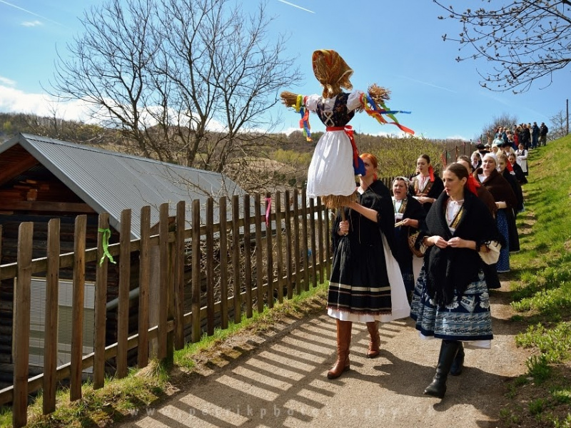 Fašiangový karneval spojený s pochovávaním basy 
