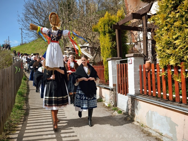 Fašiangový karneval spojený s pochovávaním basy 