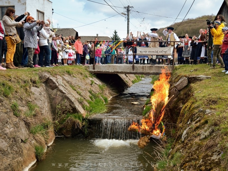 Fašiangový karneval spojený s pochovávaním basy 