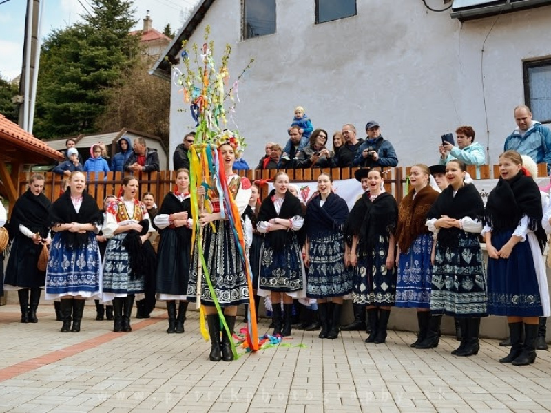 Fašiangový karneval spojený s pochovávaním basy 