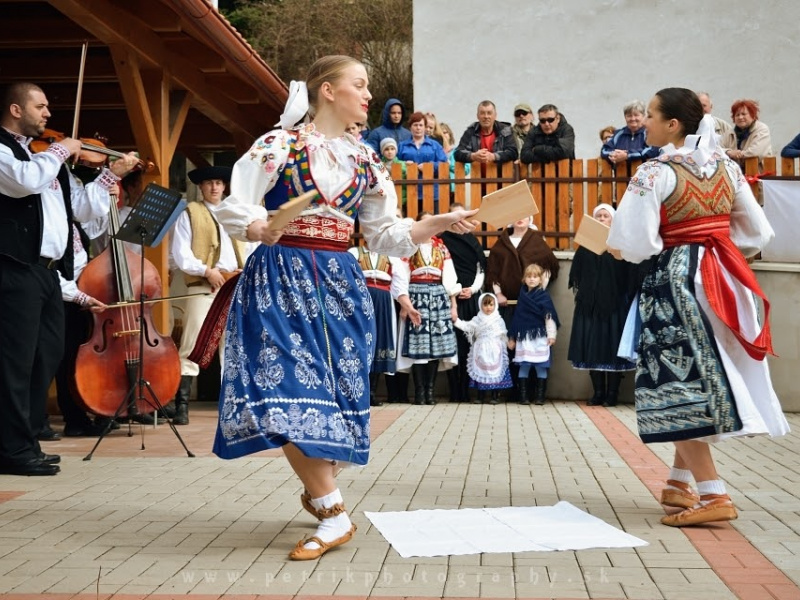 Fašiangový karneval spojený s pochovávaním basy 