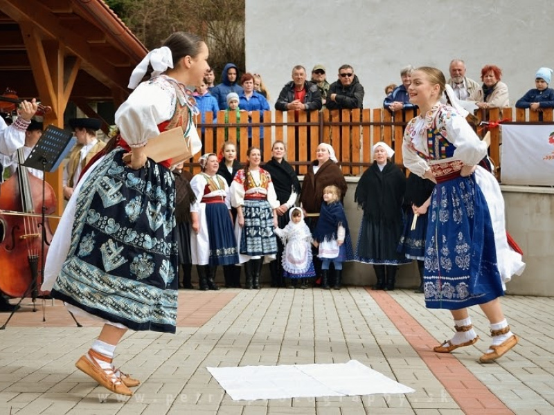 Fašiangový karneval spojený s pochovávaním basy 