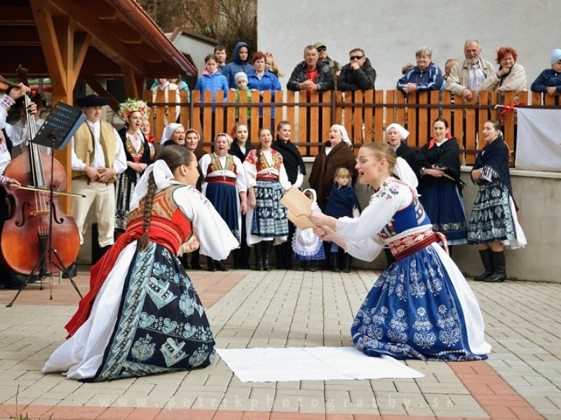Fašiangový karneval spojený s pochovávaním basy 