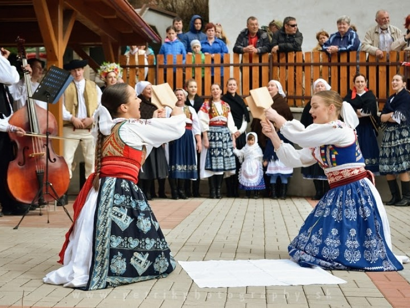 Fašiangový karneval spojený s pochovávaním basy 
