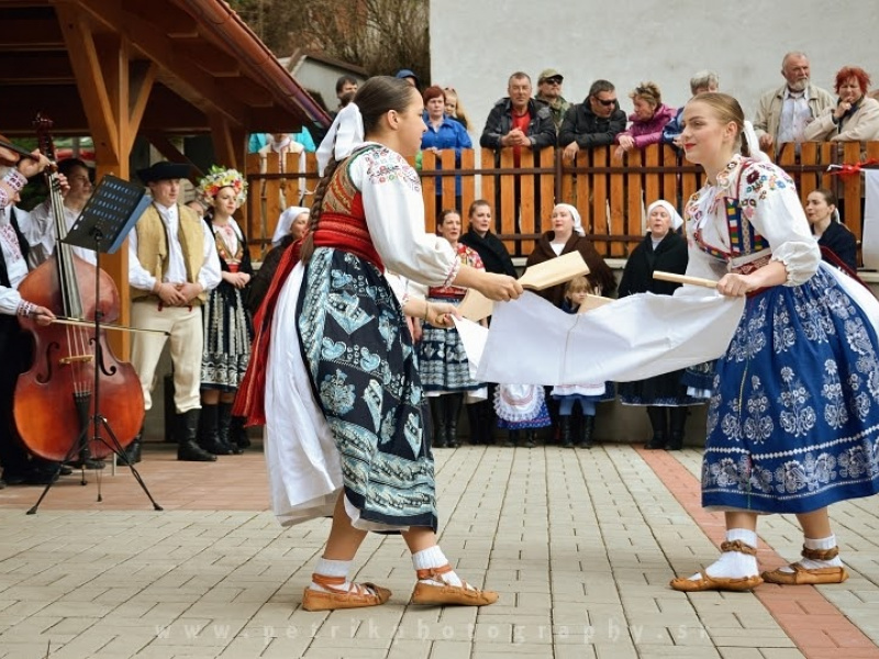 Fašiangový karneval spojený s pochovávaním basy 