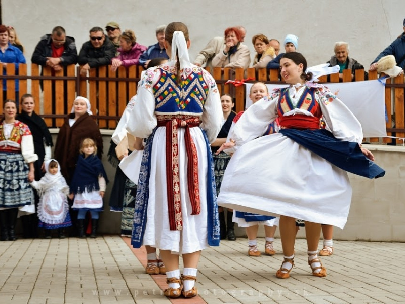 Fašiangový karneval spojený s pochovávaním basy 