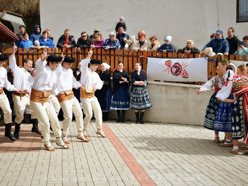 Fašiangový karneval spojený s pochovávaním basy 