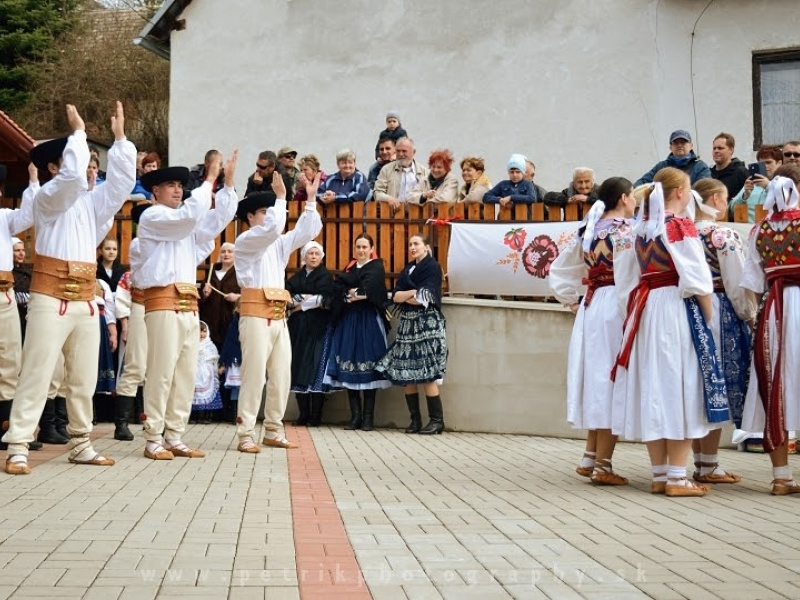 Fašiangový karneval spojený s pochovávaním basy 