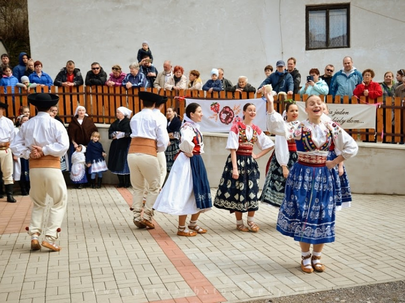 Fašiangový karneval spojený s pochovávaním basy 