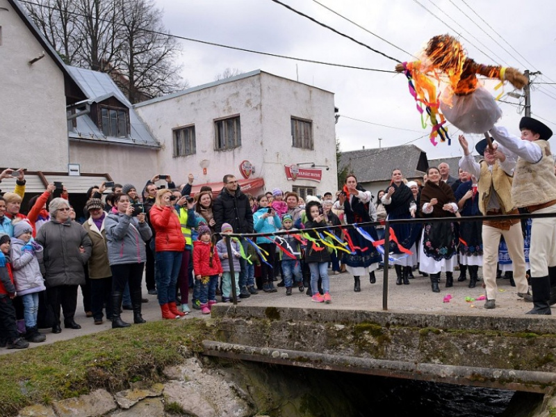 Aj tento rok k nám zavítal Mikuláš - na koči ....