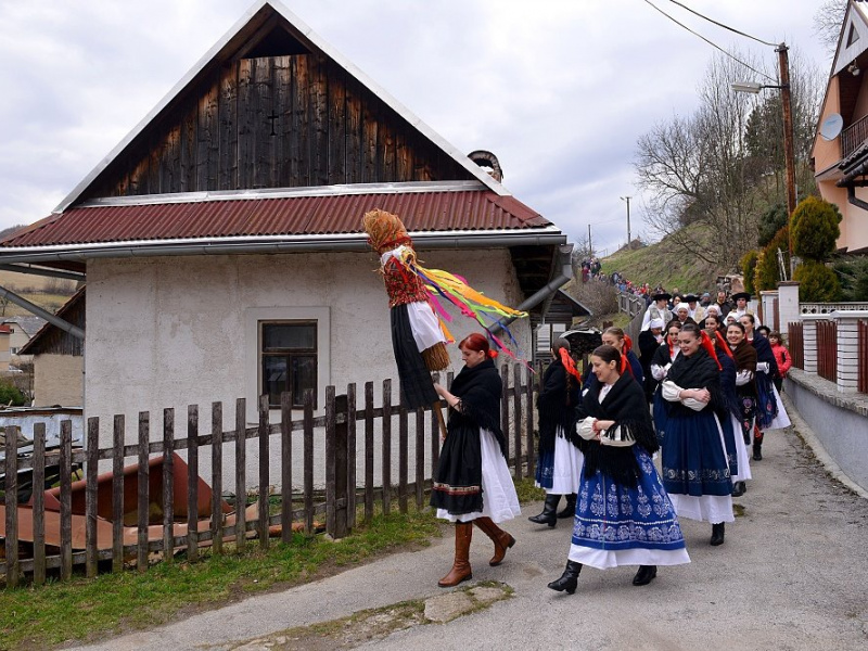 Aj tento rok k nám zavítal Mikuláš - na koči ....