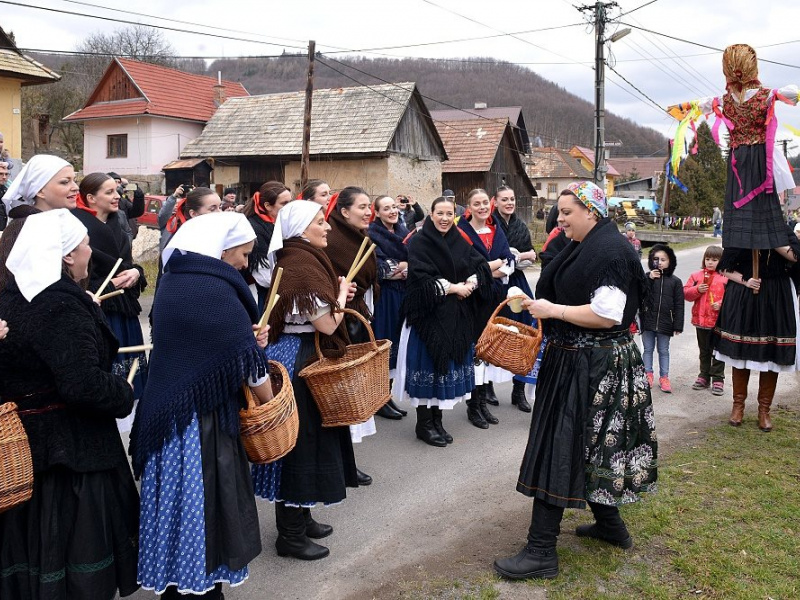 Aj tento rok k nám zavítal Mikuláš - na koči ....