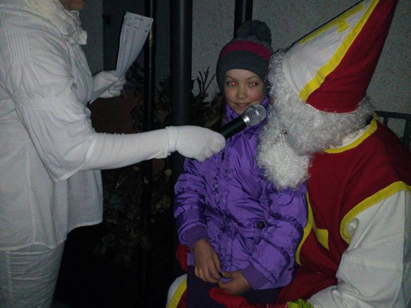 Adventný veniec  Aj v našej obci sa tento čarovný čas  rozhorel adventný veniec. Za zhotovenie ďakujeme Mgr. Balážovej Adriane a p. Evke Palečekovej .