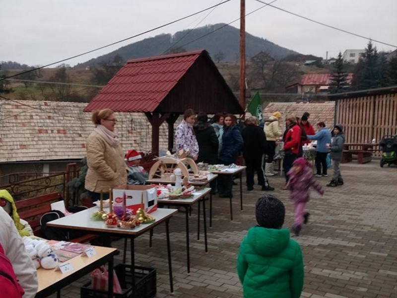 Samohybný šmykom riadený nakladač a prídavné zariadenia 